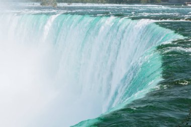 Niagara Şelaleleri 'ne büyüleyici yakın çekim manzarası, dökülen sular, doğanın gücü. 