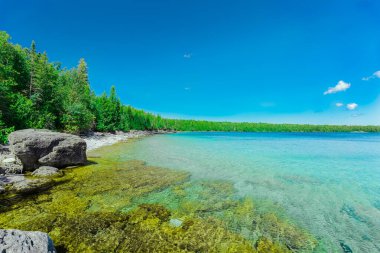 Mavi berrak gökyüzü ile muhteşem doğal manzara, Bruce Peninsula Ulusal Parkı, Huron Gölü, Gürcistan Körfezi, durgun turkuaz kristal berrak su 
