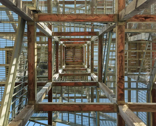 Stor Abstrakt Utsikt Från Till Toppen Utomhus Tornet Struktur Solljus — Stockfoto