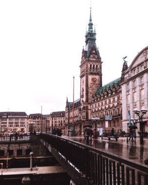 Vista en perspectiva del ayuntamiento de Hamburgo en un da nublado y lluvioso.