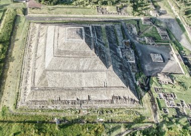 Vista aerea de la piramide del sol en Teotihuacan, aproximadamente a las 8:30 am.