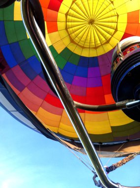 Vista interior de los colores del globo aerosttico durante el viaje. 