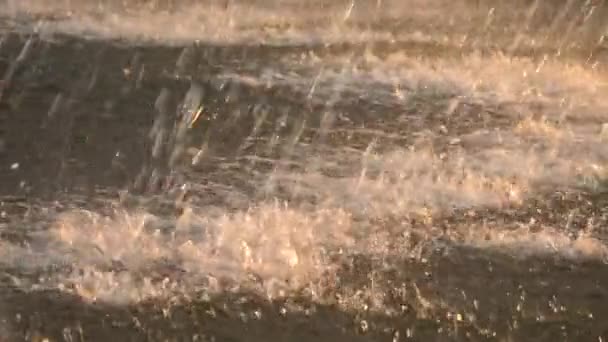 Chorros de agua de fuente en burbujeante fondo de agua, puesta del sol. HD cámara lenta x4 — Vídeo de stock