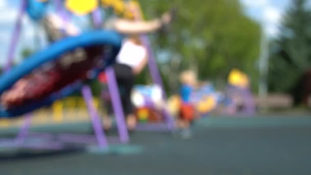 Zona de juegos para niños de verano desenfocada con niños y padres. HD 1080 movimiento rápido — Vídeo de stock