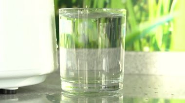 Temiz su ya da alkol üretimi. Ev veya kimyasal laboratuvar Distiller saf su üretimi için masa. Temizleme işlemi. Alkol makinesi. Su cam içine düşüyor. Yakın çekim