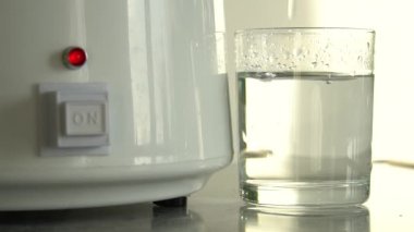 Temiz su ya da alkol üretimi. Ev veya kimyasal laboratuvar Distiller saf su üretimi için masa. Temizleme işlemi. Alkol makinesi. Su cam içine düşüyor. Yakın çekim