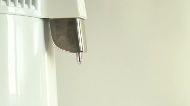 Temiz su ya da alkol üretimi. Ev veya kimyasal laboratuvar Distiller saf su üretimi için masa. Temizleme işlemi. Alkol makinesi. Yakın çekim