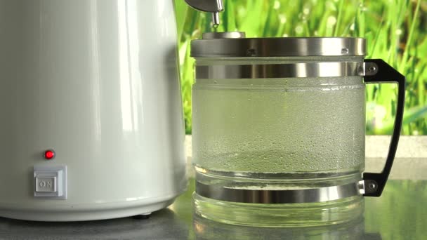 Temiz su ya da alkol üretimi. Ev veya kimyasal laboratuvar Distiller saf su üretimi için masa. Temizleme işlemi. Alkol makinesi. Yakın çekim — Stok video