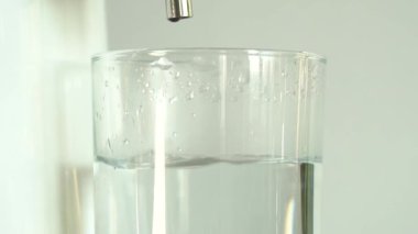 Temiz su ya da alkol üretimi. Ev veya kimyasal laboratuvar Distiller saf su üretimi için masa. Temizleme işlemi. Su cam içine düşüyor. Ağır çekim, yakın
