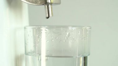 Temiz su ya da alkol üretimi. Ev veya kimyasal laboratuvar Distiller saf su üretimi için masa. Temizleme işlemi. Su cam içine düşüyor. Ağır çekim, yakın