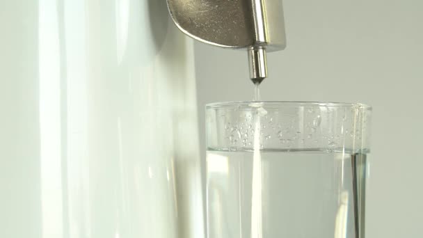 生产清洁水或酒精。表家或化学实验室蒸馏器用于生产纯净水。清洗液体的过程。酒精马辛。水滴到玻璃里。特写 — 图库视频影像