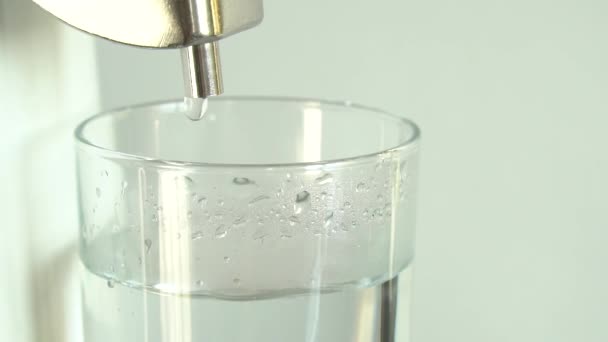 Produktion von sauberem Wasser oder Alkohol. Tisch zu Hause oder Chemielabor Destillator für die Produktion von reinem Wasser. Reinigungsprozess von Flüssigkeit. Wasser tropft ins Glas. Zeitlupe, Nahaufnahme — Stockvideo