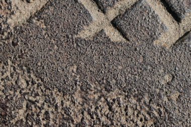 Kaba metal yüzey parçası. Eski dökme demir menhol yakın çekim