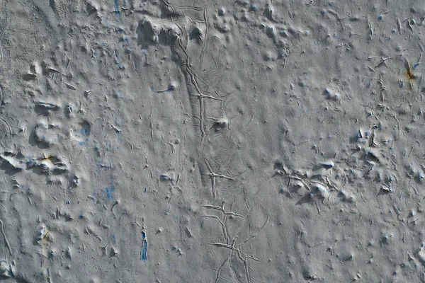 Dubbele geschilderde betonnen muur in barsten. Witte verf over blauw. Ruwe muur textuur — Stockfoto