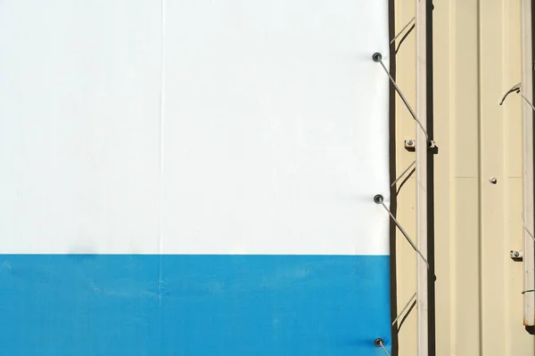 Fragmen banner jalanan kosong dengan elemen pengikat. Poster edge pada dinding logam — Stok Foto