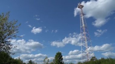 Yaz gününde bulutlarla iletişim hücresel kule. Doğal bir yerde sinyal verici kule. Full Hd Zaman Atlama