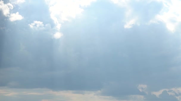 Alleen lucht voor de storm met snel bewegende grote donkere wolk en zichtbare zonnestralen. Full HD time-lapse — Stockvideo