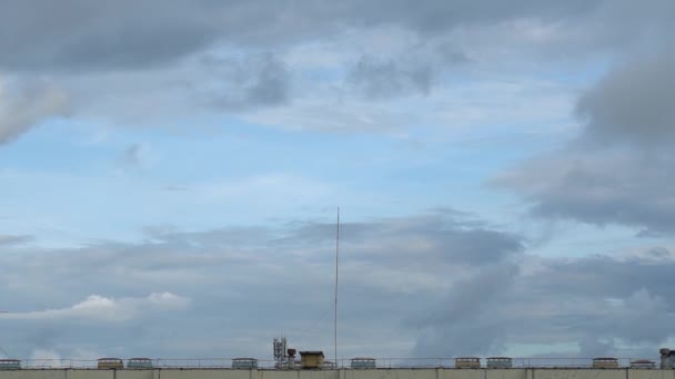 Techo de casa y dos capas de nubes grises en movimiento. Inicio del vórtice ciclónico oscuro. Full HD Time Lapse material de archivo — Vídeo de stock