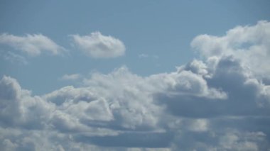 Dinamik metamorfik beyaz-gri bulutları olan sadece yaz mavisi gökyüzü. Full Hd Time Lapse görüntüleri