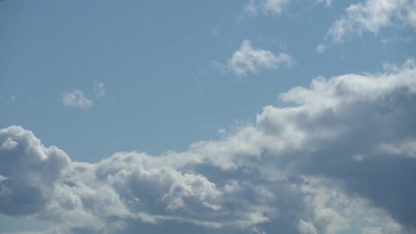 Solo cielo azul de verano con dinámicas nubes blanco-grises. El cielo ensombrece la pesada nube oscura. Full HD Time Lapse material de archivo — Vídeo de stock