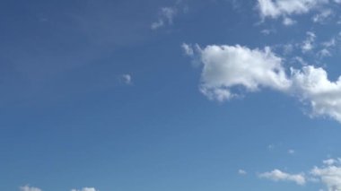 Hareket eden ve anında eriyen metamorfik beyaz bulutları olan sadece yaz mavisi gökyüzü. Full Hd Time Lapse görüntüleri