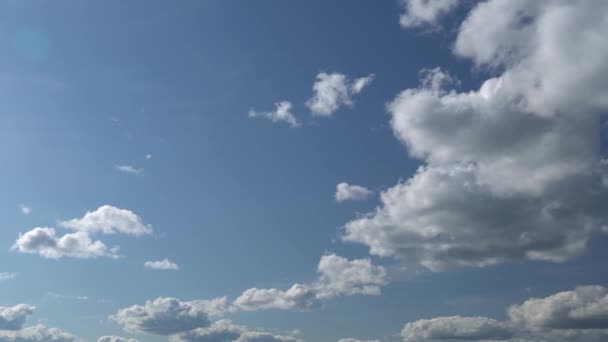 Apenas céu azul de verão com movimento rápido se aproximando de nós nuvens brancas metamórficas. Imagens Full HD Time Lapse — Vídeo de Stock