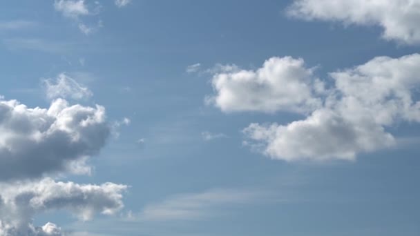 Apenas céu azul de verão com duas camadas de nuvens cinzentas em movimento. Imagens Full HD Time Lapse — Vídeo de Stock