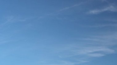 Hızlı hareket eden ışık ince cirrus bulutlar ile sadece yaz mavi gökyüzü. Full Hd Time Lapse görüntüleri