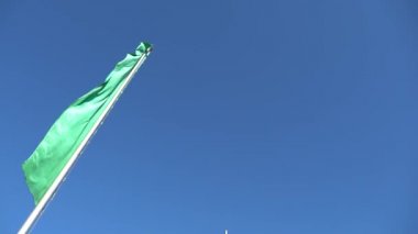 Dar dikey bayrak mavi gökyüzüne karşı rüzgarda sallayarak. Spor görüntüleri 4k