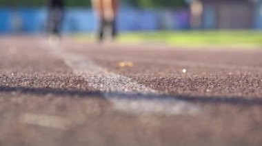 Stadyumda koşucuların bulanık arka planı. Amatör spor görüntüleri 4k