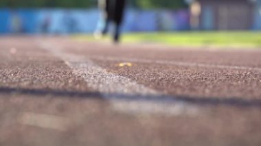 Stadyumda koşucuların bulanık arka planı. Amatör spor görüntüleri 4k