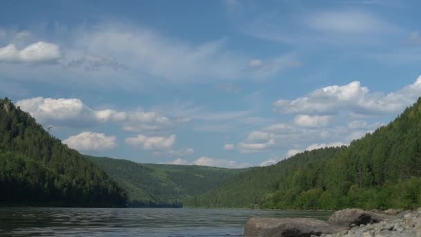 Schilderachtige zomer berglandschap met snel bewegende volumetrische wolken boven de rivier — Stockvideo