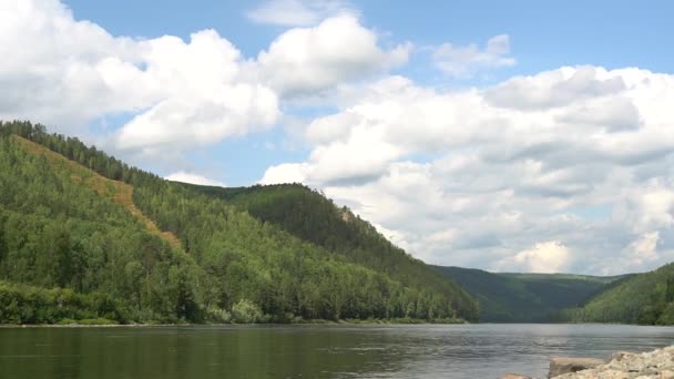 Paisaje escénico de monte de verano con nubes volumétricas que se mueven rápidamente sobre el río — Vídeo de stock