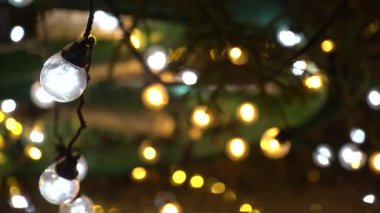 Bokeh titreşen ışıklarıarka garland Closeup Yeni Yıl ampul. Noel bulanık arka plan. 4k Ultra Hd
