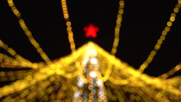 Bokeh aus verschwommenen Weihnachtsbäumen und Girlanden. schöne Silvester Hintergrund von warmen goldenen Lichtern. 4k ultra hd — Stockvideo