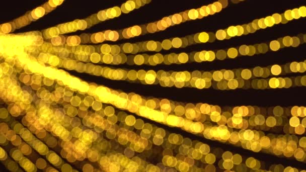 Bokeh de guirlandas cintilantes de Ano Novo borradas. Fundo de Natal bonito de luzes douradas quentes. 4K Ultra HD — Vídeo de Stock