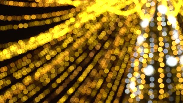 Bokeh aus verschwommenen, flackernden Neujahrsgirlanden. schöne Weihnachten Hintergrund von warmen goldenen Lichtern. 4k ultra hd — Stockvideo