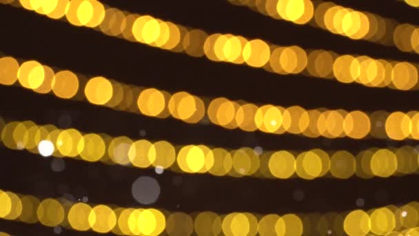 Bokeh rozmazaných nových let bliká nad girlandami a záblesky. Vánoční pozadí teplých zlatých světel. 4k Ultra HD — Stock video