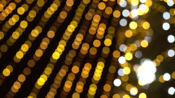 Bokeh de borrosas guirnaldas parpadeantes de Año Nuevo. Hermoso fondo de Navidad de cálidas luces doradas. 4K Ultra HD — Vídeo de stock
