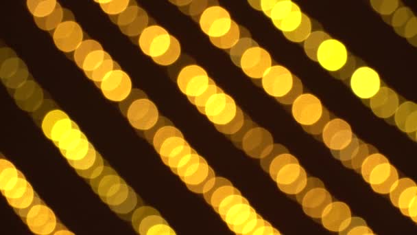 Bokeh van onscherpe nieuwe jaren flikkerende slingers. Mooie kerst achtergrond van warme gouden lichten. 4k Ultra HD — Stockvideo