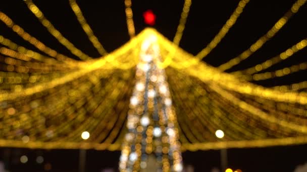 Bright bokeh a sziluettje pislákoló karácsonyfát és füzérek. Szép új év háttér 4k Ultra HD — Stock videók