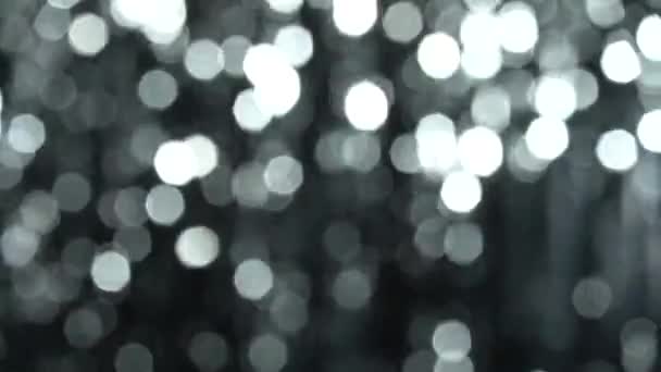 Fond brillant abstrait avec bokeh argent déconcentré. Beau fond dynamique dans des lumières brillantes et des particules scintillantes. Humeur festive. Thème Noël ou vacances 