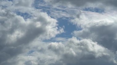 Sadece gökyüzü. Beyaz bulutlu güzel mavi gökyüzü manzarası. Bulutlar arasında uçmanın etkisi. Hareket eden bulutların rahatlatıcı görüntüsü. Tam Hd Zaman Hızı
