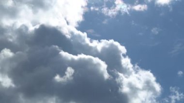 Sadece gökyüzü. Gökkuşağı bulutları optik bir olgudur. Beyaz bulutlu güzel mavi gökyüzü manzarası. Hareket eden bulutların rahatlatıcı görüntüsü. Tam Hd Zaman Hızı