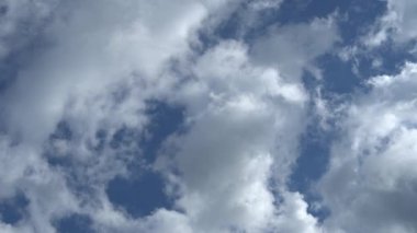 Sadece gökyüzü. Beyaz bulutlu güzel mavi gökyüzü manzarası. Üzerimizde bulutlar uçuşuyor. Hareket eden bulutların rahatlatıcı görüntüsü. Tam Hd Zaman Hızı