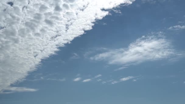 Тільки Небо Шари Хмар Рухаються Різних Напрямках Розслабляючий Вид Хмари — стокове відео