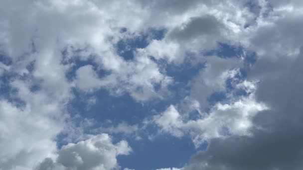 只有天空 美丽的蓝天全景 白云密布 云彩在头顶飘扬 放宽对移动变换云彩的看法 全Hd时间间隔 — 图库视频影像