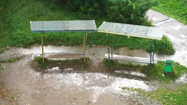 Chuva Forte Verão Cidade Vista Superior Pátio Verde Banco Poça — Vídeo de Stock