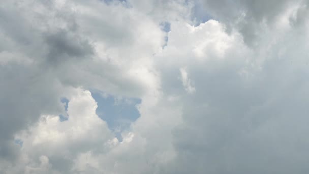 La pluie est visible entre les nuages orageux. Nuages orageux et lumière dans le ciel. Vidéo 4K 
