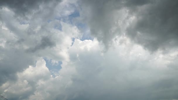 雷雨在雷雨中看得见 暴风雨的云彩和天空中的光芒 4K视频 — 图库视频影像